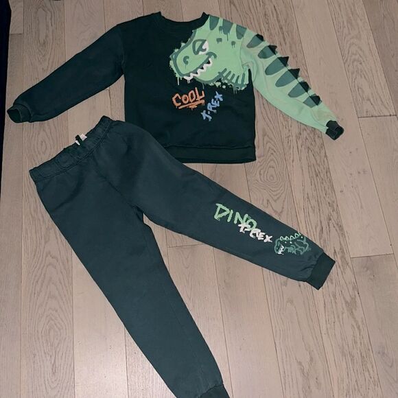 H&M Kids Cool T-Rex 2 Piece Printed Set. Dark Green/ Light Green - Picture 4 of 5